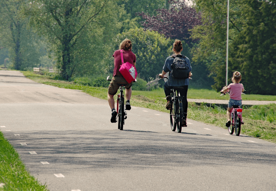 Family of cyclists 